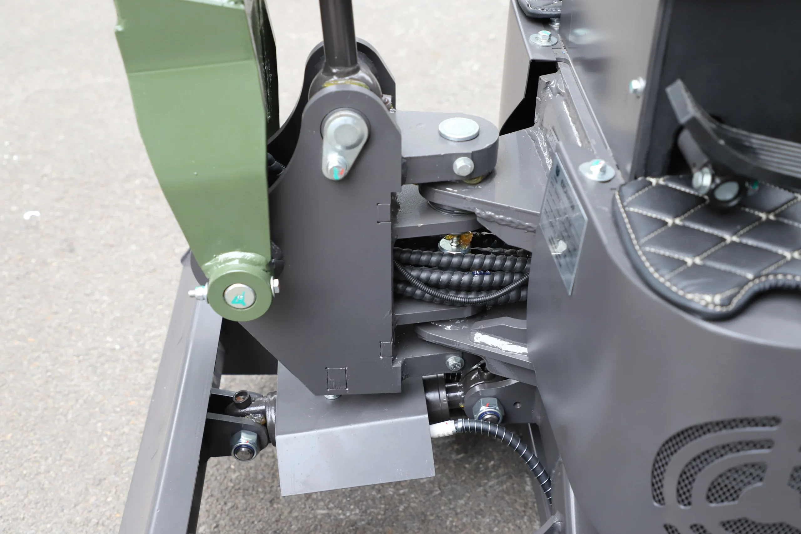 TERROR XI boom swing pivot and hydraulic routing