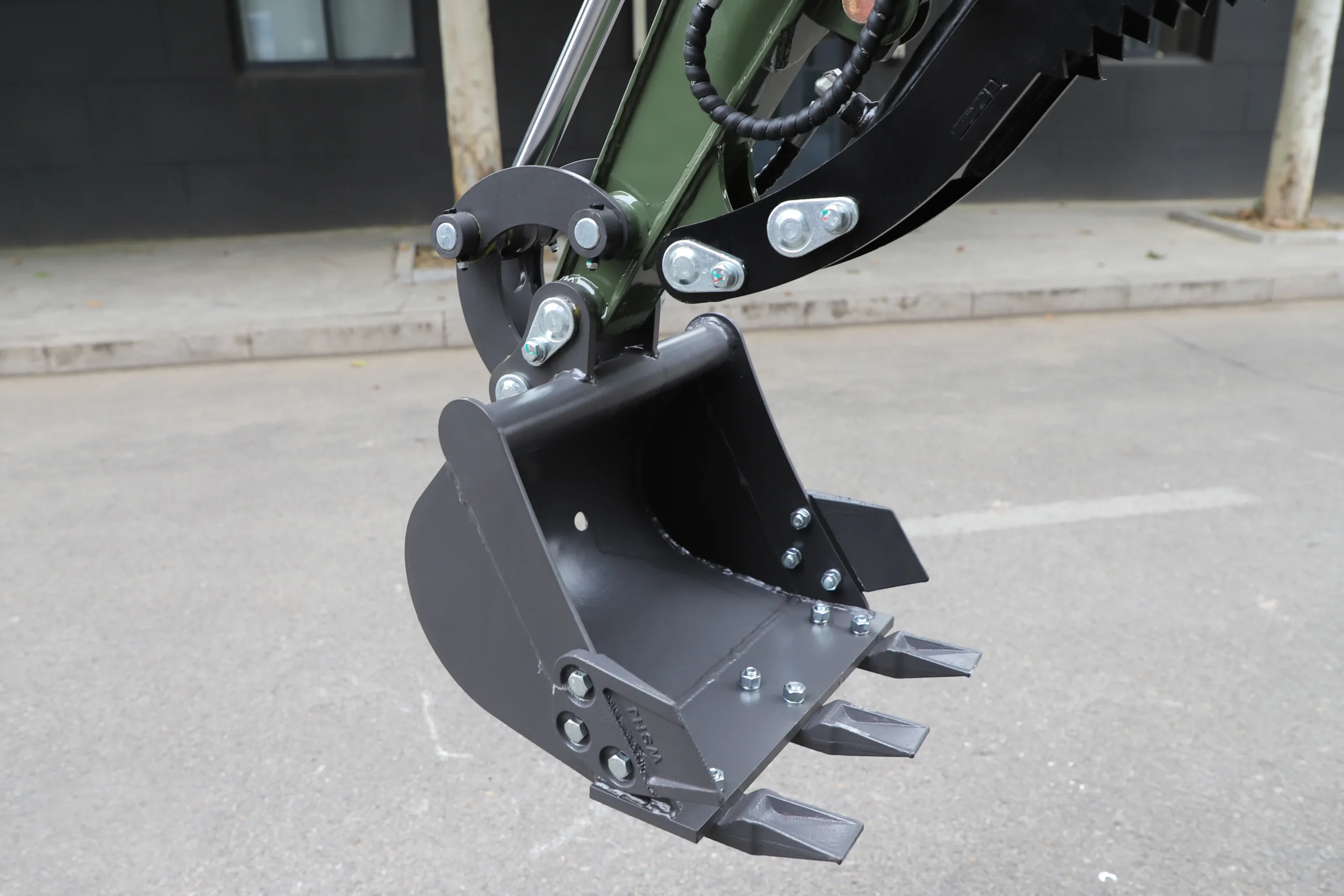 TERROR XI bucket and hydraulic thumb