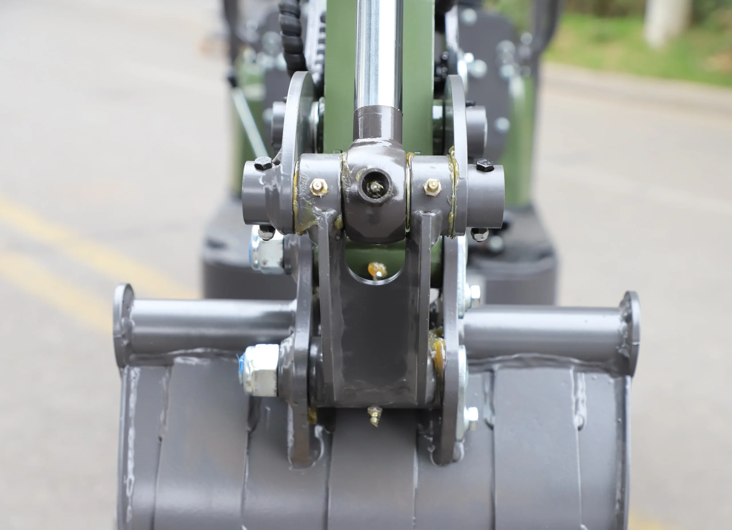 TERROR XI bucket linkage pivot