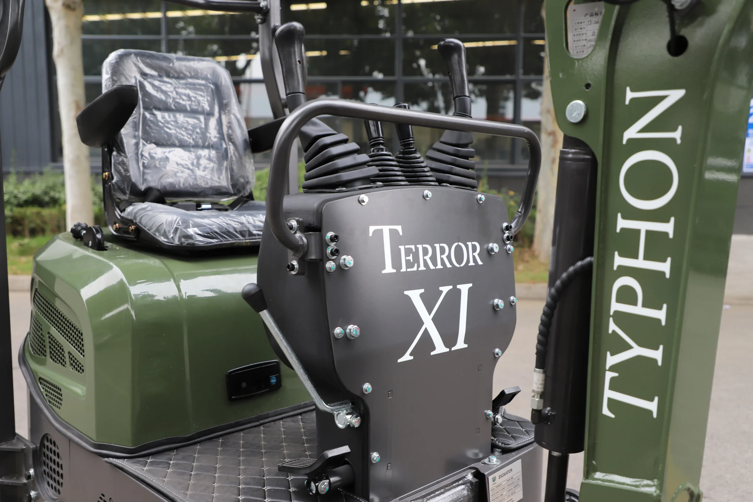 TERROR XI operator station and control levers