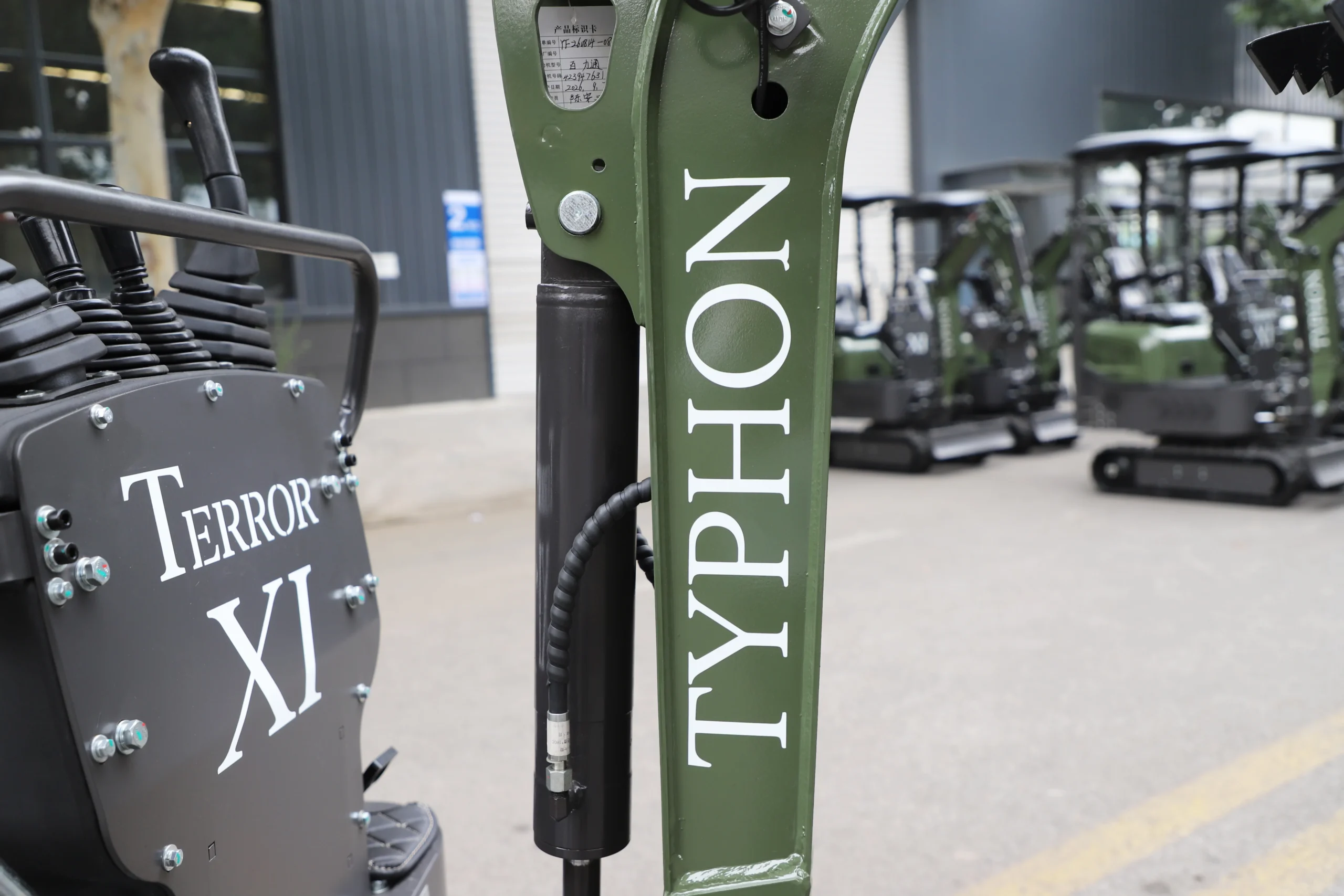 TERROR XI boom cylinder and hydraulic hoses